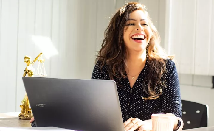 photo d'une employée joyeuse à son travail