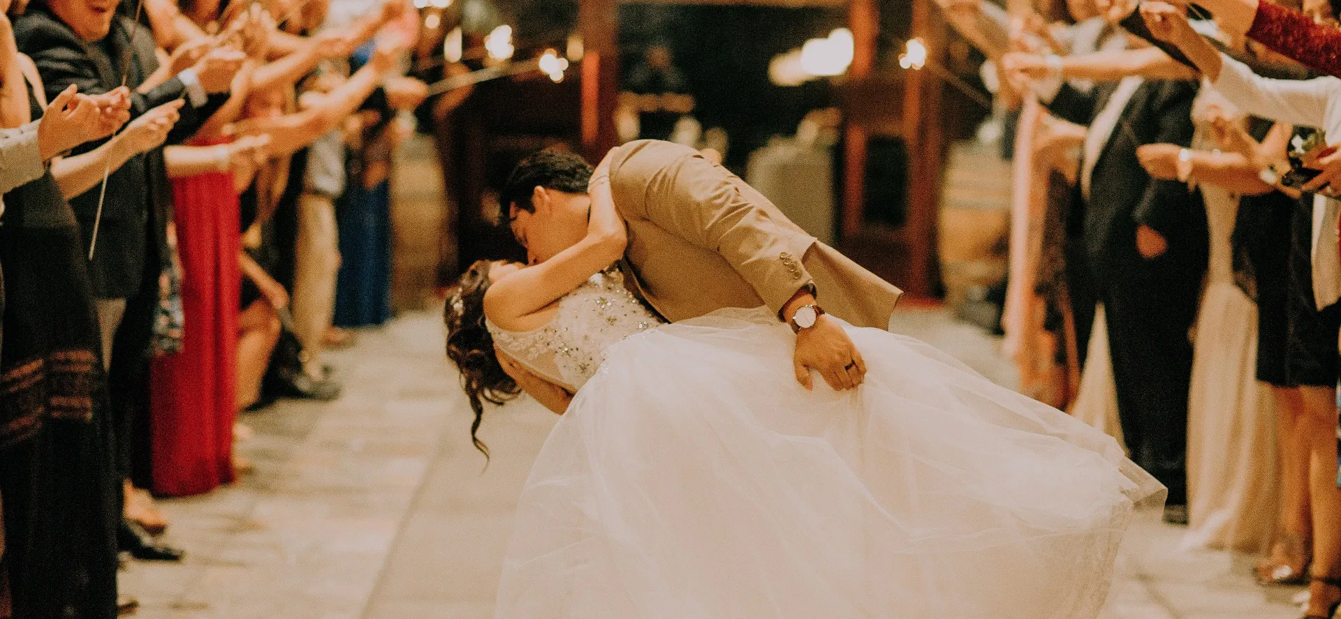 Un couple marié qui s'embrasse à leur cérémonie de mariage